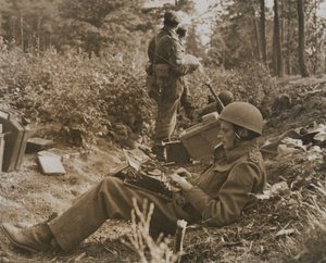 Krigskorrespondent Alan Wood skriver ut en sending av D.M. Sgt. Smith