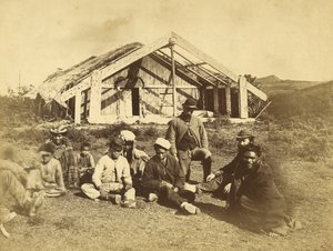 Kuwaitis Runanga House, Waiona, Bay of Islands, ca. 1870 (albumtrykk) av Daniel Louis Mundy