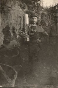 Soldat i en skyttergrav Karst-platået under første verdenskrig (s/hv-bilde) av Dario Gentilini