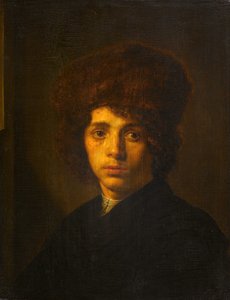Ung mann med pelshatt