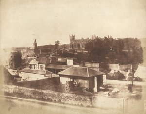 Linlithgow, fra jernbanestasjonen, med rådhuset, St. Michael