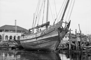 En spiss, streng Twaqo-lignende skrot fortøyd i Singapore av David Watkin Waters