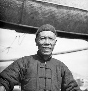 Et portrett av en av mannskapet på en saltjunk fra Canton om bord på fartøyet hans i Sham Shui Po, Hong Kong