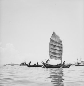 En sampan under seil og en som blir skallet i Penang havn