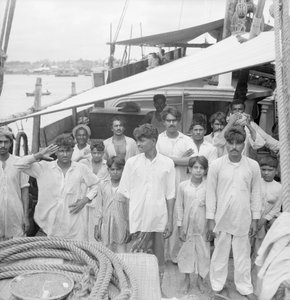 Kapteinen og mannskapet om bord på den indiske dhowen Karimi (fl. 1938) som lå for anker i Colombo, Ceylon