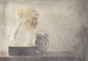 Tørkede blomster og en gammel klokke av Delphine Devos