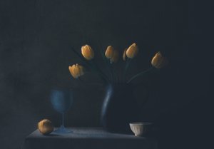 Stilleben med stemningsfulle gule tulipaner av Delphine Devos