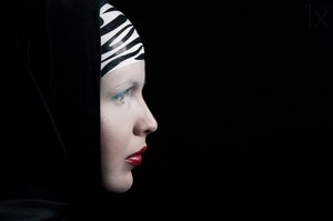Profil av en mystisk kvinne av Denisa Justusová Šumcová