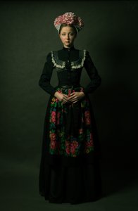 Ung kvinne i blomstermønster i folkemusikkstil av Denisa Justusová Šumcová