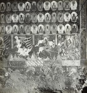 De tusen buddhaene og nidānaene til Lady Sumati, hule 275, nordveggen, Dunhuang-hulene, Kina, foto 1275/1 (86) av Desmond Parsons