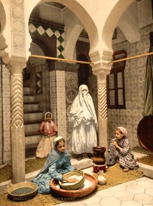 Mauriske kvinner tilbereder couscous i en gårdsplass, Alger, Algerie, ca. 1899 (fotomekanisk trykk)