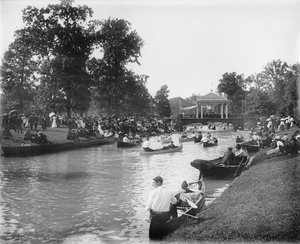 Bandkonsert på Grand Canal, Belle Isle Park, 1903-20 av Detroit Publishing Co.
