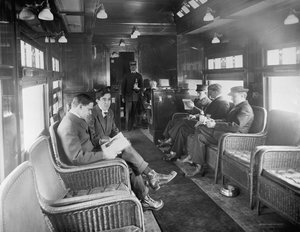 Gruppe menn som reiser i Buffet Library Car på Deluxe Overland Limited Train, USA, ca. 1915 (s/hv-bilde) av Detroit Publishing Co.
