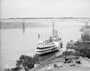 Passerer over og under Poughkeepsie bridge, Poughkeepsie, N.Y., ca. 1906 av Detroit Publishing Co.