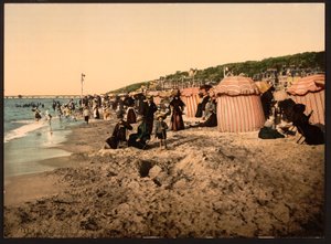 Stranden ved badetid, Trouville-sur-Mer, Frankrike, ca. 1905 (farget bilde) av Detroit Publishing Co.