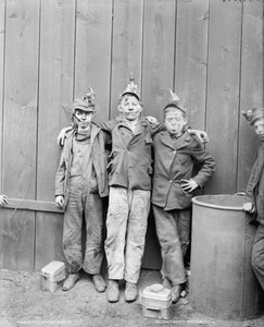 Three Coal Breaker Boys, Woodward Coal Mines, Kingston, Pennsylvania, USA, ca. 1890 (s/hvitt-bilde) av Detroit Publishing Co.