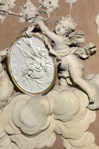 Engler som holder en medaljong (stukk) av Diego Carloni