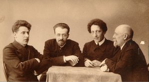 Gruppeportrett av dikterne Alexander (Alexandre) Aleksandrovich Blok (1880-1921), Georgii (George) Chulkov (1879-1939), Konstantin Aleksandrovich Erberg (Siunnerberg, Syunnerberg, Sunnenberg) (1871-1942) og Fyodor Sologub, (Fiodor Sologub, Fyodor Kuzmit