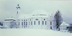 Utsikt over Wieskirche i snøen (bilde) av Dominikus Zimmermann