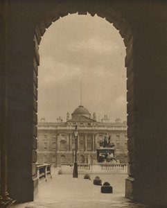 En forbipasserende utsikt over Somerset House fra The Strand, c1935. av Donald McLeish