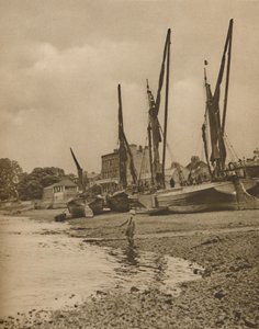 Lemmere på grunn ved Mortlake med tidevannet ved full nedstigning, c1935. av Donald McLeish