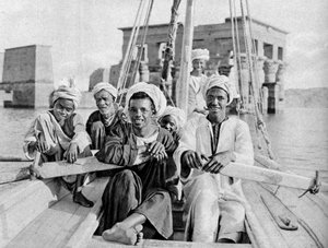 Berberin-båtførere, oversvømmet øya Philae, Egypt, c1922 av Donald McLeish