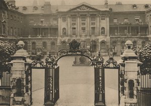 Inngang til Guys Hospital med Founders-statuen i sentrum av gårdsplassen, c1935. av Donald McLeish