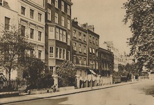 Kensington Square som fortsatt bevarer freden til to århundrer, c1935. av Donald McLeish