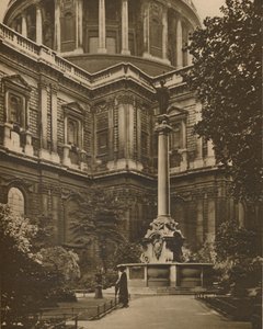Minnesmerke i St. Pauls Churchyard of the Cross Destroyed By The Roundheads, c1935. av Donald McLeish