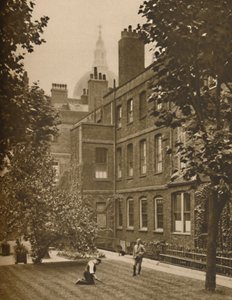 St. Pauls Dome brokker over taket på Amen Court, c1935. av Donald McLeish
