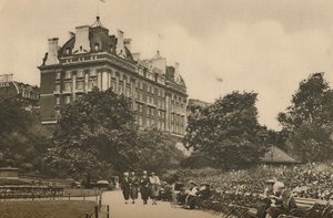 Villiers Street-delen av Victoria Garden og utsikt over Cecil Hotel, c1935. av Donald McLeish