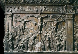 Representasjon av den gode tyven (Dismas) og den onde tyven (Gesmas), korsfestet med Jesus Kristus. Lavrelieff av venstre prekestol, ca. 1460