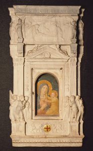 Tabernacle of Sacrament of Eucharist, eller Ciborium, av Donatello (1386-1466), med fragment av freskomaleri fra 1300-tallet som viser febermadonna, Museum of Treasury of St Peter