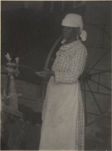 Kvinne ved Spinning Wheel