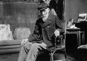 Auguste Renoir (1841-1919), fransk maler, i verkstedet sitt i Cagnes-on-Mer (Alpes-Maritimes), ca 1907