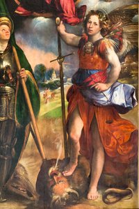 Madonna med spedbarnet Jesus og St. George og St. Michael Erkeengel, detalj av 2384617, ca. 1518 (olje på panel) av Dosso Dossi