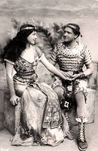 Ruth Vicent 1877-1955 og Roland Cunningham i en scene fra Amasis, tidlig på 1900-tallet.