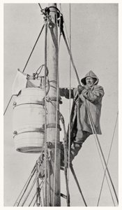 Kommandør Frank Wild (1873-1939) ved Masthead, under Endurance-ekspedisjonen til Antarktis, 1914-1916 av Dr. Alexander Macklin