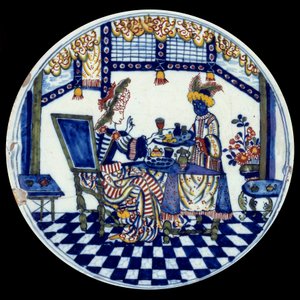 Delft porselenstallerken som representerer en kvinne ved et bord servert av hennes svarte tjener. 1705 Sevres, Nasjonalmuseet for keramikk av Dutch School
