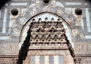 Detalj av inngangsportalen til den islamske skolen (ca. 1251)