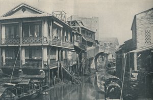Tilgriset vann under en bro som fører til ufine hjem av fattigdom og smerte, c1935 av ENA