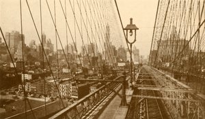 Nedre Manhattan sett gjennom nettverket av kabler på Brooklyn Suspension Bridge, c1930. av ENA