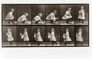 Barn som leker med dukken, plate 481 fra Animal Locomotion, 1887 av Eadweard Muybridge