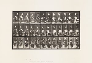 Plate 107. Vende seg for å gå opp trapper, bøtte med vann og kost i hendene av Eadweard Muybridge