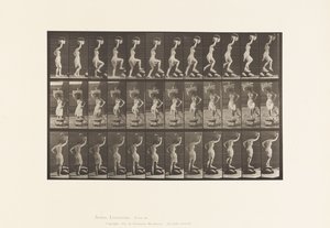 Tallerken 179. Å tråkke på og over en stein, en kurv på hodet av Eadweard Muybridge