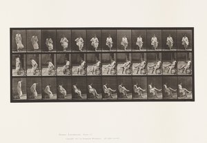 Tallerken 417. Toalett; Sitter og tar på strømper av Eadweard Muybridge