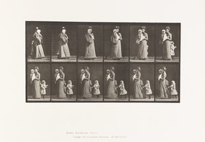 Plate 52. Gående bærende barn, snu seg rundt; et annet barn (70) holder på kjolen på 9 av Eadweard Muybridge