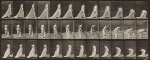 Tavle nummer 56. Gå, snu seg og bøye seg for å løfte slepet av Eadweard Muybridge