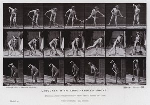 Den menneskelige figuren i bevegelse: Arbeider med langskaftet spade (s/hvitt-bilde) av Eadweard Muybridge