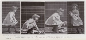 Den menneskelige figuren i bevegelse: Faser som oppstår i handlingen med å løfte en dukke av et barn (s/hvitt-bilde) av Eadweard Muybridge